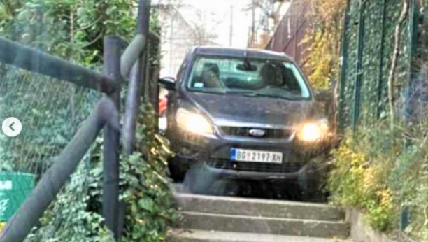 BAHATOST DO BOLA Vozač kolima vozio niz stepenice u Beogradu (VIDEO)