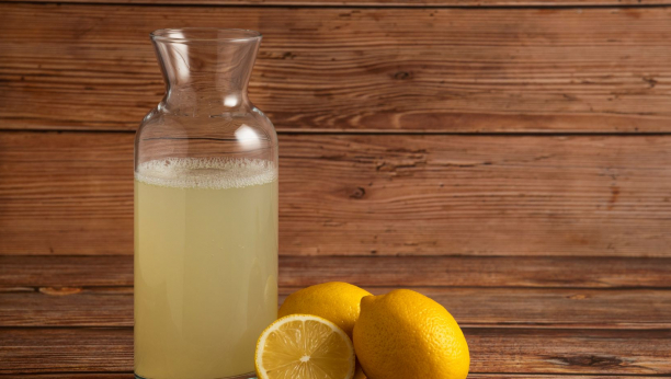 DA LI ZNATE Šta se dešava vašem telu kada pijete vodu sa limunom?