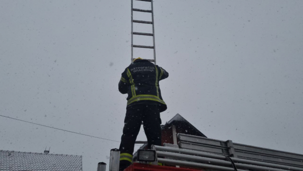 Veliki požar u Čačku: Vatra u ranim jutarnjim časovima izbila u porodičnoj kući, čitavo naselje bilo pod dimom (FOTO/VIDEO)