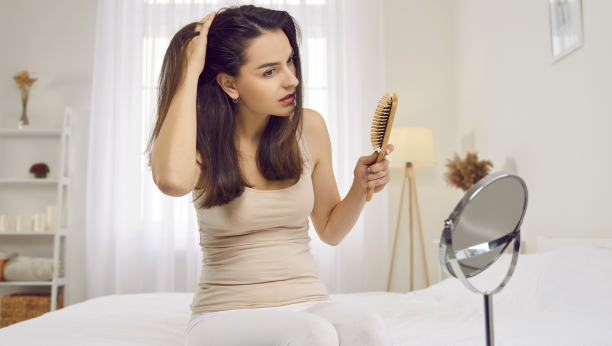 Sve češći problem: Ako vam kosa opada više nego inače ovo su mogući uzroci