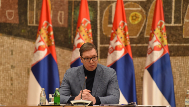 PREDSEDNIK SE OGLASIO PRED PONOĆ: Vučić: Molim vas da pozdravite radnike koji su i noćas i preksinoć celu noć radili (FOTO)