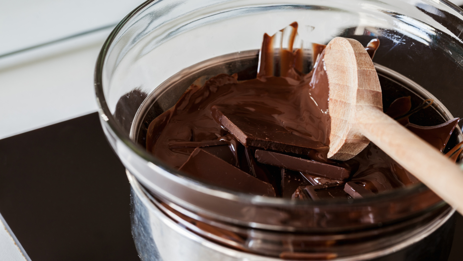 SNIŽAVA PRITISAK I ŠTITI KOŽU Šest razloga zbog kojih bi trebalo da jedete crnu čokoladu