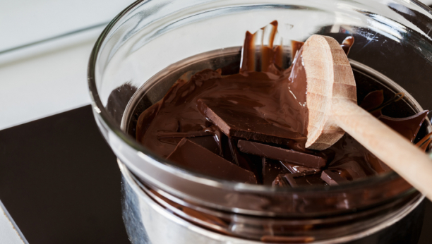 OVAJ TRIK ĆE VAS SPASITI RIBANJA Kako da istopite čokoladu, a da ne isprljate ni jednu posudu!