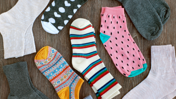Da li i vi imate utisak da su vam čarape posle pranja “propale u zemlju”? Jednostavan trik koji će vam pomoći da to sprečite