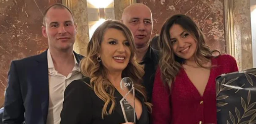 PONOSNO POKAZALA PRIZNANJE! Viki Miljković proglašena za najboljeg prodavca nekretnina ''Beograda na vodi'' u 2021. godini!