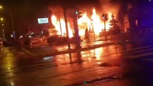 JUTRO POSLE POŽARA NA NOVOM BEOGRADU Vatrogasci i dalje dežuraju, od restorana ostala samo konstrukcija