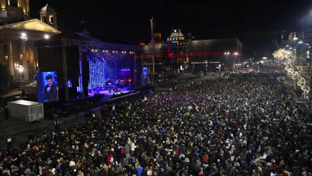 SLAVLJE ISPRED SKUPŠTINE Više hiljada ljudi uživa u koncertu (FOTO)