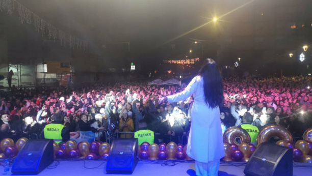 DRAGANA MIRKOVIĆ OBORILA REKORD U ĆUPRIJI Pevačica priredila noć za pamćenje, koncertu prisustvovalo čak 20.000 ljudi!