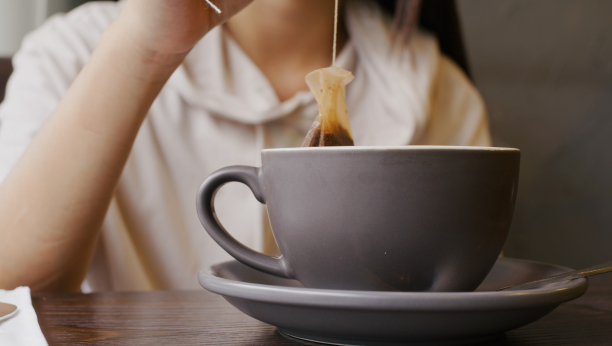 Odličan izbor: Evo zašto treba da pijete topao čaj tokom leta