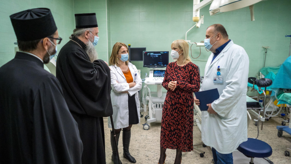 MITROPOLIJA DAROVALA POKLON ZA BOŽIĆ Joanikije uručio ultrazvučni aparat Institutu za onkologiju (FOTO)
