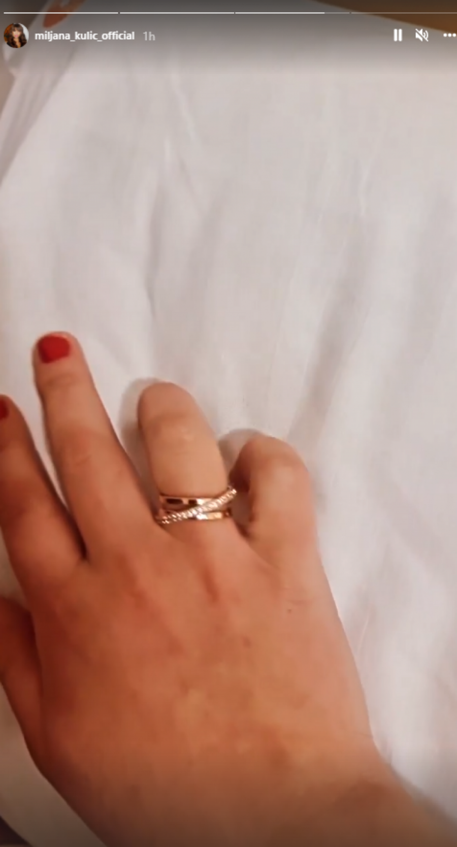 VERILA SE MILJANA KULIĆ? Rijaliti učesnica prvo pokazala novog dečka, a sada prsten! (FOTO)
