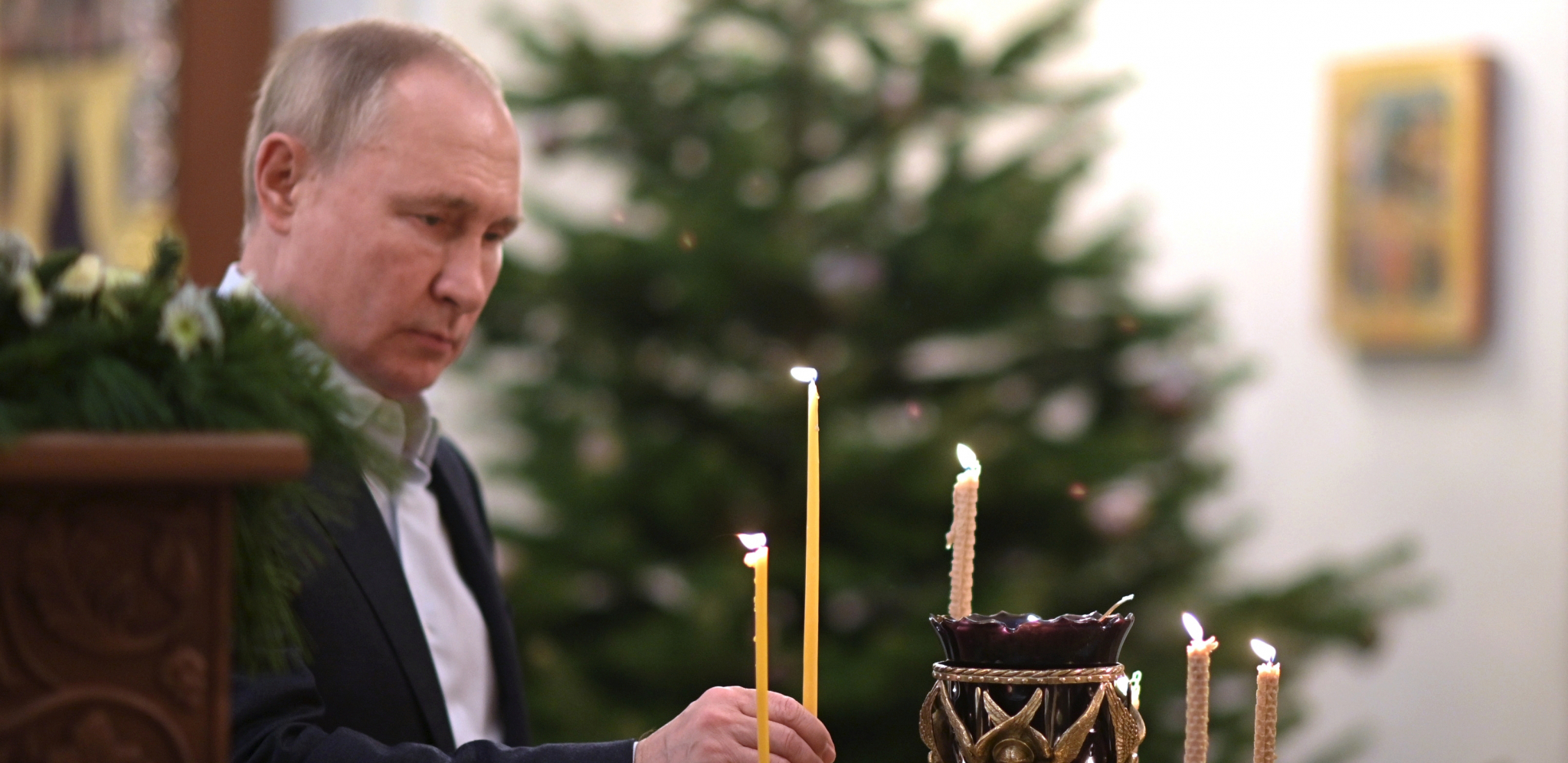 PUTIN ZAPALIO SVEĆU Predsednik Rusije posetio Petropavlovsku crkvu (FOTO)