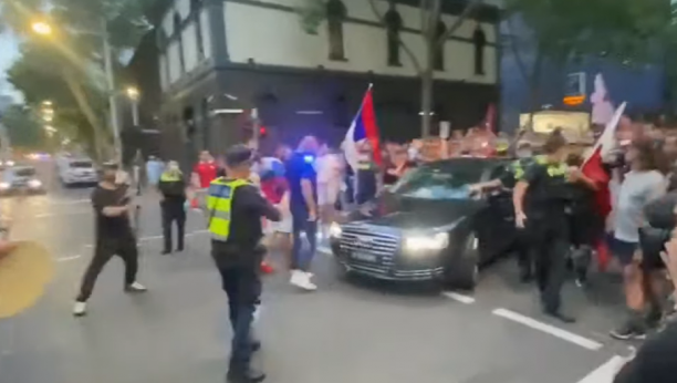 ĐOKOVIĆ NAPUSTIO SMEŠTAJ? Haos na ulicama Melburna, srpski navijači se sukobili sa policijom! (VIDEO)