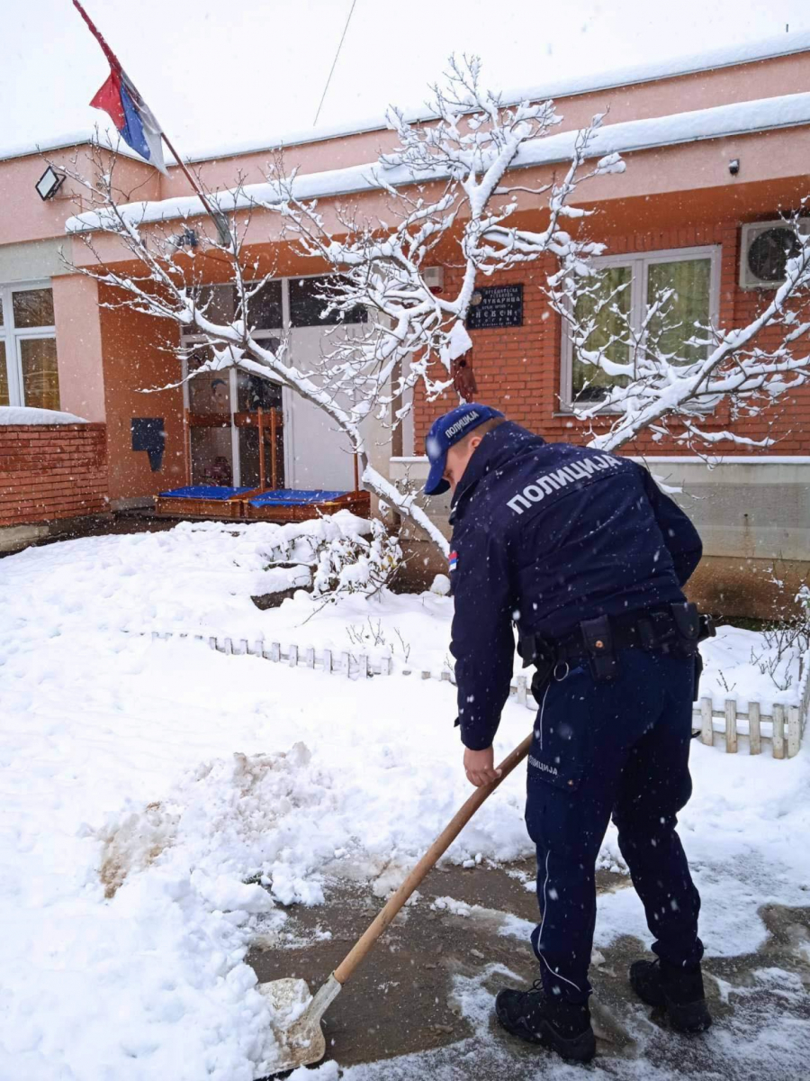 POLICIJA NA NOVOM ZADATKU Velika pomoć građanima Beograda u čišćenju snega