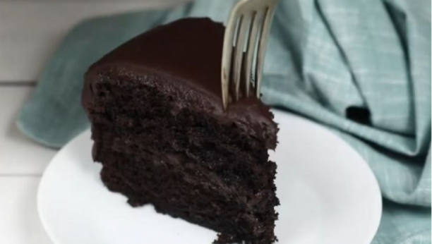 ČOKOLADNA NOĆNA FANTAZIJA: Crni kolač koji se topi u ustima, recept sa kraljevskog dvora