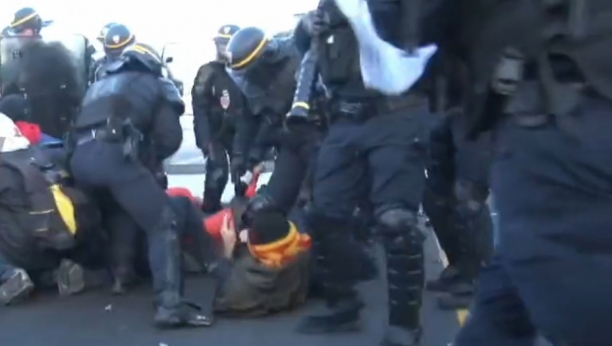 SAMO ZA VIOLINE SVEDOKE! Evo kako su španska i francuska policija reagovale na blokadi granice! (VIDEO)