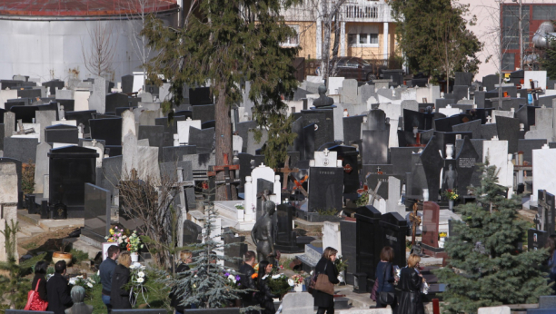 KRICI ODJEKUJU GROBLJEM Potresne scene na sahrani dečaka koji je preminuo od opekotina