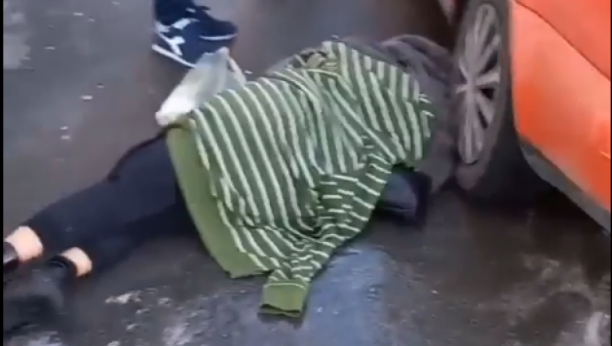 (UZNEMIRUJUĆI VIDEO) JEZIV PRIZOR U BEOGRADU Devojka nepomično leži na trotoaru, ne smeju da je pomere!