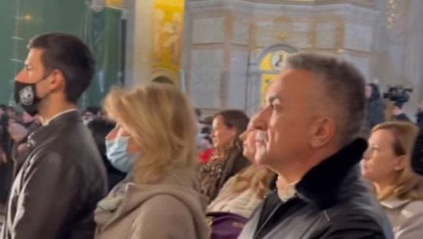 NOVAK SE PRIČESTIO! Đoković sa porodicom na liturgiji u Hramu Svetog Save! (VIDEO)