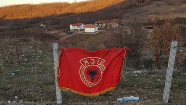 SRBI SA KOSOVA U STRAHU Zlokobna zastava OVK na ogradi crkve!