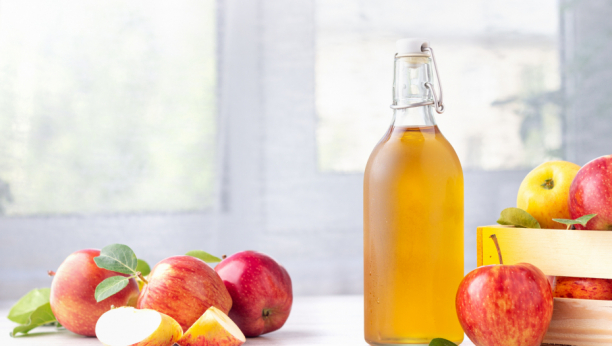 Bolje je od brojnih skupocenih sredstava: Iskoristite jabukovo sirće u borbi protiv akni i fleka