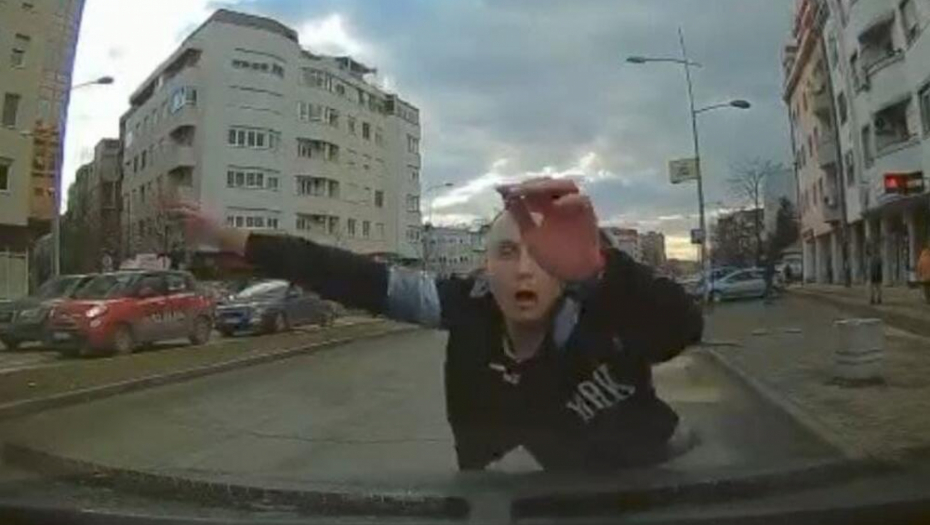 NEIDENTIFIKOVANI MUŠKARAC SE BACIO NA AUTO Kamere snimile ovaj šokantni događaj (VIDEO)