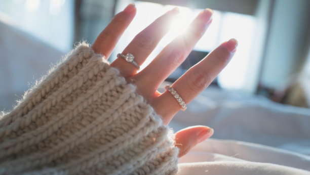 NEGATIVNO UTIČE NA ŽIVOT Ukoliko nosite prsten na ovom prstu privlačite jako lošu energiju