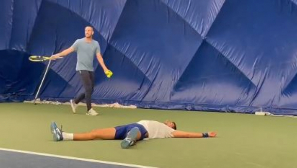 URNEBESNO! Novak napravio šou na treningu, sparing partner mora da odradi kaznu! (VIDEO)