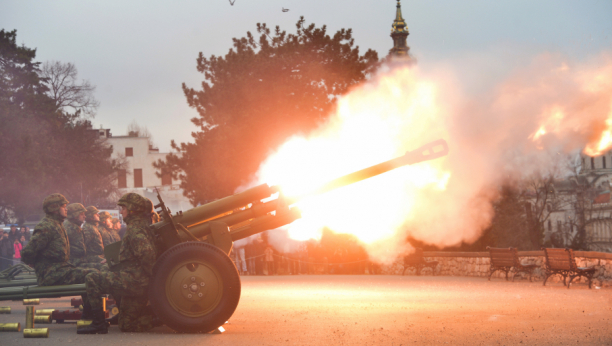 VELIČANSTVENE SCENE U BEOGRADU Izvršena počasna artiljerijska paljba uoči Dana državnosti (FOTO)