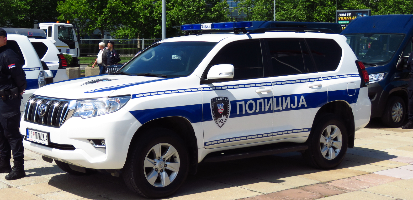 UDARIO MLADIĆA FLAŠOM U GLAVU, PA GA TROJICA TUKLI Policija u Leskovcu uhapsila trojicu osumnjičenih batinaša