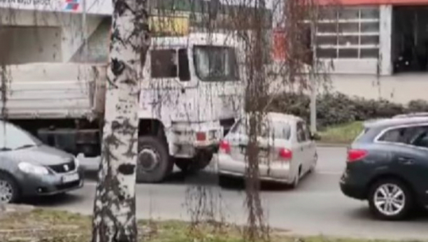 NEOBIČAN SAOBRAĆAJNI UDES U NOVOM SADU Kamion nije mogao da se zaustavi, gurao je automobil stotinak metara  (VIDEO)