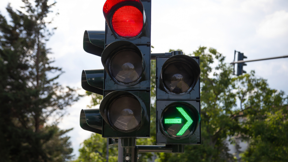 Ovo sigurno niste znali: Zašto su semafori crvene, žute i zelene boje?