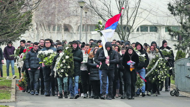 SADA SI MEĐU ANĐELIMA SA BRATOM STEFANOM Mladić kojeg su navijači izboli na Petlovom brdu sahranjen na groblju Orlovača