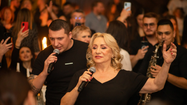 ALO! PAPARAZZO Vesna Zmijanac uhvaćena u centru Beograda bez trunke šminke, pevačicu u ovakvom izdanju nikada niste videli