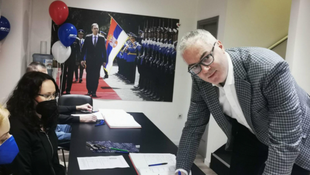 POTPISI PODRŠKE VUČIĆEVOJ KANDIDATURI Košarkaš Dejan Tomašević podržao predsednika Srbije za novi mandat