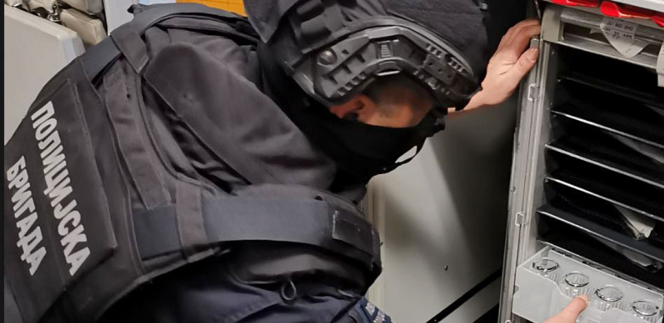 UKLONJENA NAPRAVA IZ OSNOVNE ŠKOLE U SMEDREVU Policija reagovala nakon prijave radnika da je našao predmet za koji je posumnjao da je bomba