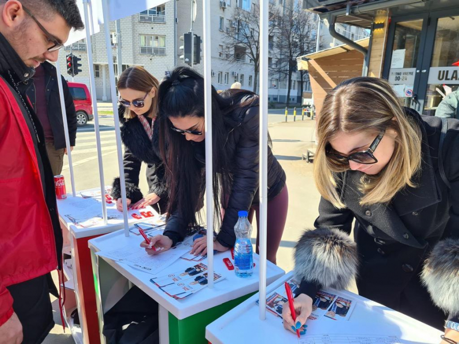 Omladinci SPS i Zelenih Srbije skupljali potpise za izgradnju Doma zdravlja na Bežanijskoj kosi