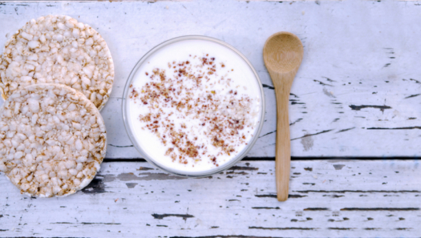 Očistite creva: Sve što treba da uradite je da doručak zamenite sa jogurtom i lanenom semenom