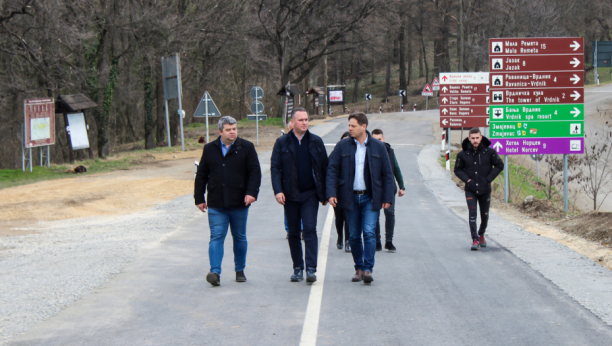 MIROVIĆ OBEĆAO I ISPUNIO Pokrajinska vlada kompletno obnovila Grebenski put na Fruškoj gori (FOTO)