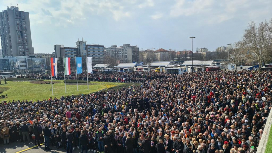NOVOSAĐANI ČEKAJU PREDSEDNIKA VUČIĆA I BRZI VOZ "SOKO" Veliki broj građana već okupljen na Železničkoj stanici (FOTO)