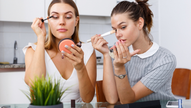 Izgledajte sveže: Evo šta treba da urdite da vam se šminka ne bi topila tokom leta