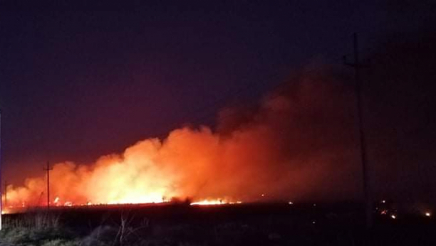 SVE GORI, ZAUSTAVLJEN SAOBRAĆAJ! Veliki požar u Kikindi, gori trava i suva trska na više lokacija (FOTO)