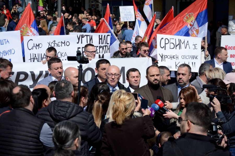 10.000 LJUDI NA PROTESTIMA U KOSOVSKOJ MITROVICI Evropo, zaustavi Kurtijevo iživljavanje!