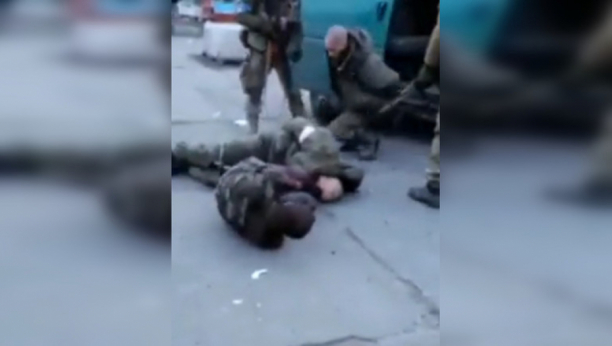 (UZNEMIRUJUĆE) NAREDILI IM DA IZAĐU IZ KOMBIJA I PUCALI IM U NOGE Rusija istražuje navodne snimke ukrajinskih vojnika koji muče ratne zarobljenike