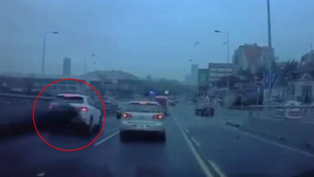 SNIMAK JEZIVOG SUDARA KOD BEOGRADSKOG SAJMA Uleteo u levu traku, udario bankinu i ZAKUCAO se u auto ispred (VIDEO)
