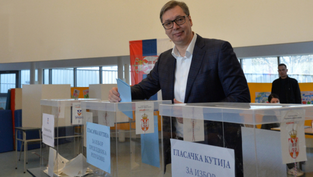 VUČIĆ IZAŠAO NA BIRALIŠTE Predsednik Srbije glasao na Novom Beogradu (FOTO/VIDEO)