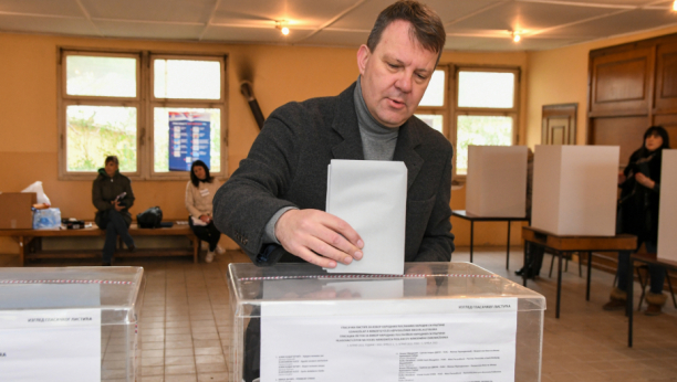 IGOR MIROVIĆ GLASAO U SREMSKOJ KAMENICI Glasačko pravo iskoristio na biračkom mestu 152