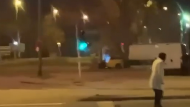 STRAVA I UŽAS USRED BEOGRADA Muškarac stoji nasred puta dok oko njega proleću automobili (VIDEO)