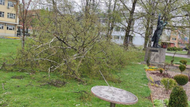 JAKO NEVREME I U REPUBLICI SRPSKOJ U Prijedoru vetar čupao drveće, krovovi odleteli u vadzuh (FOTO/VIDEO)