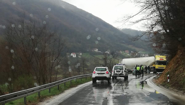 PUKLO JE KAO BOMBA Jeziva nesreća potresla Zlatiborce: Prevrnuo se kamion pun betona (FOTO)